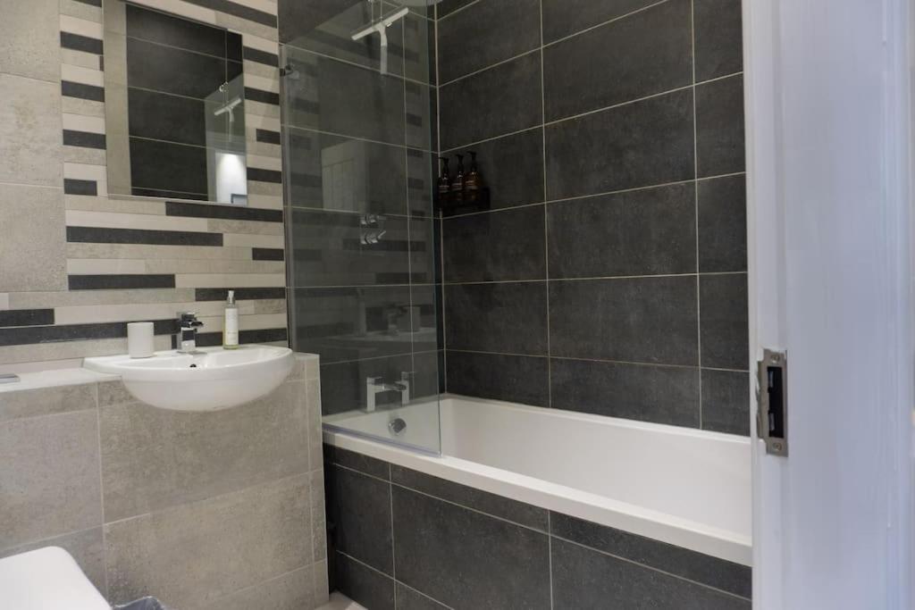 Spacious Apartment In City Centre - Free Parking 诺丁汉 外观 照片